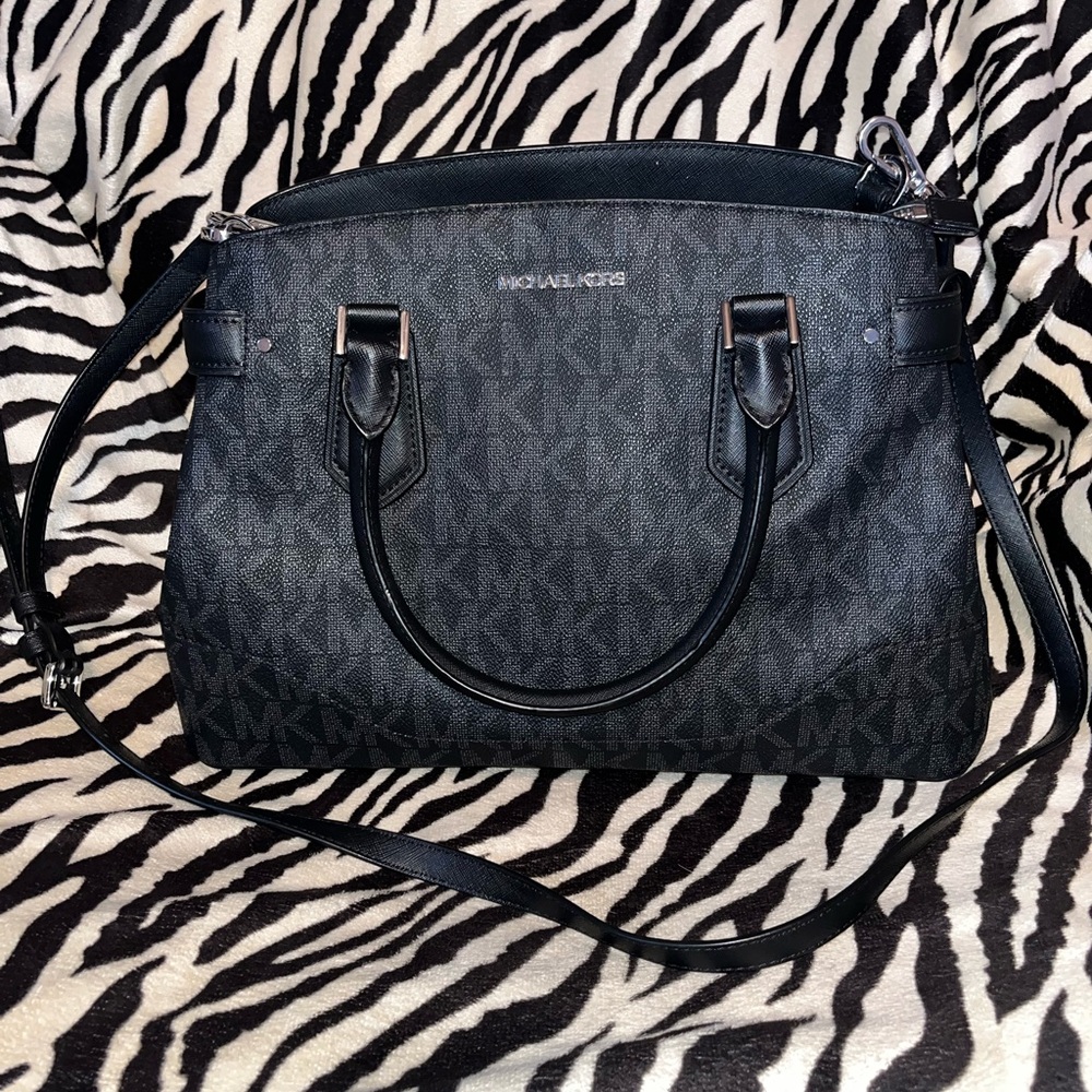 Michael Kors: Lynn Large Satchel. It’s in great condition!